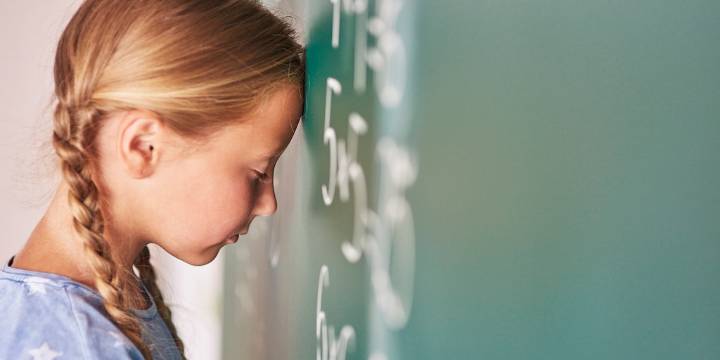 Llegan con hambre, no tienen libros y no hablan la lengua del colegio en casa: las razones del bajo rendimiento en matemáticas y ciencias de los niños de Primaria