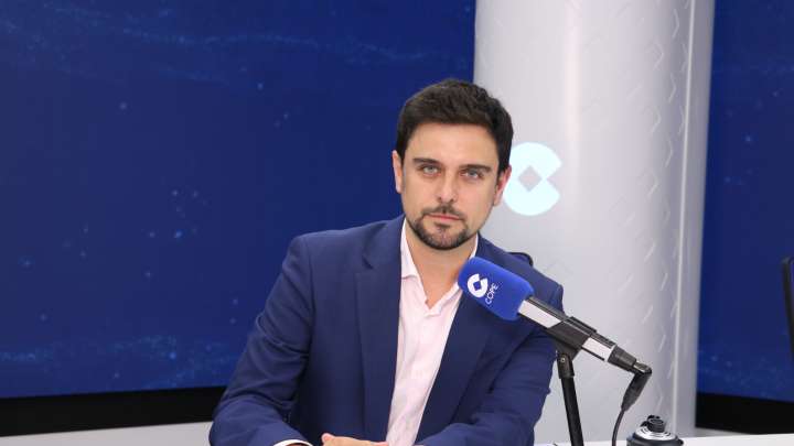 Diego Garrocho, filósofo: "En esta vuelta al cole, por fortuna, se ha puesto coto al uso de pantallas"