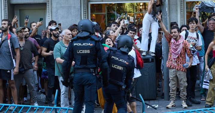 Sindicatos de Policía y Guardia Civil denuncian el apoyo del Gobierno a las protestas en la Vuelta y exigen explicaciones de Marlaska