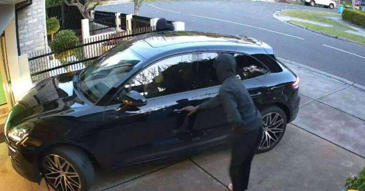 Ashburton: Trio of thieves allegedly attempt to steal car with two adults and child inside in Melbourne's south