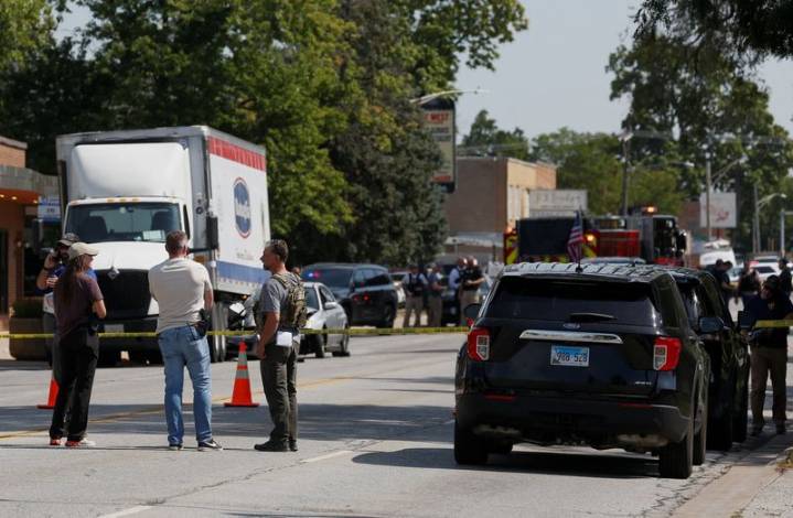 ICE officer kills man in Chicago suburb during arrest attempt