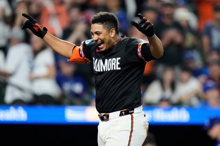 Orioles' Samuel Basallo blasts first walk