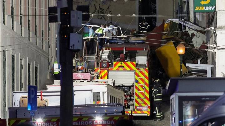 Hay al menos 15 muertos y 18 heridos por el descarrilamiento de un tranvía en Lisboa