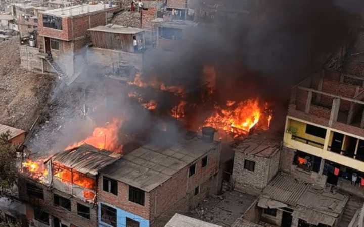 Comas: Incendio de gran magnitud arrasa con tres vivienda