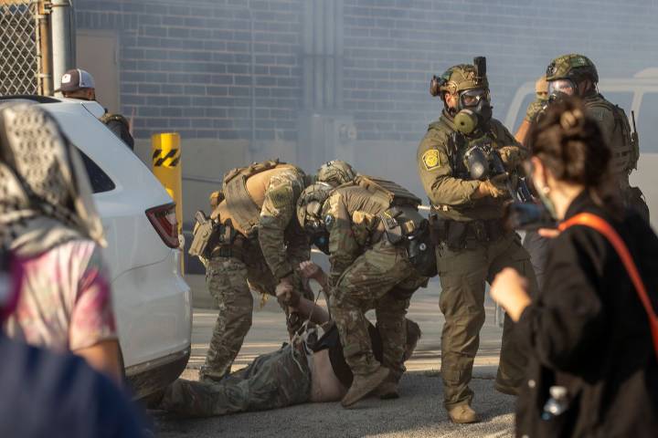 Con gases químicos, detienen a 3 y dispersan protesta contra redadas del ICE en Chicago