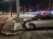 Abandonan auto luego de chocar con base de poste Centinela