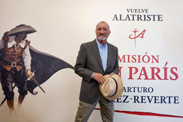 Pérez-Reverte vuelve a "reconciliarse con España" con Alatriste y 'Misión en París'