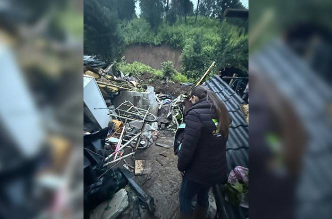Cerro se desgaja en Amecameca y sepulta a familia; mueren padre e hijo