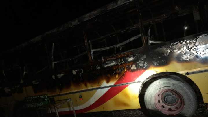 Incendio devastó flota de colectivos en Pocito