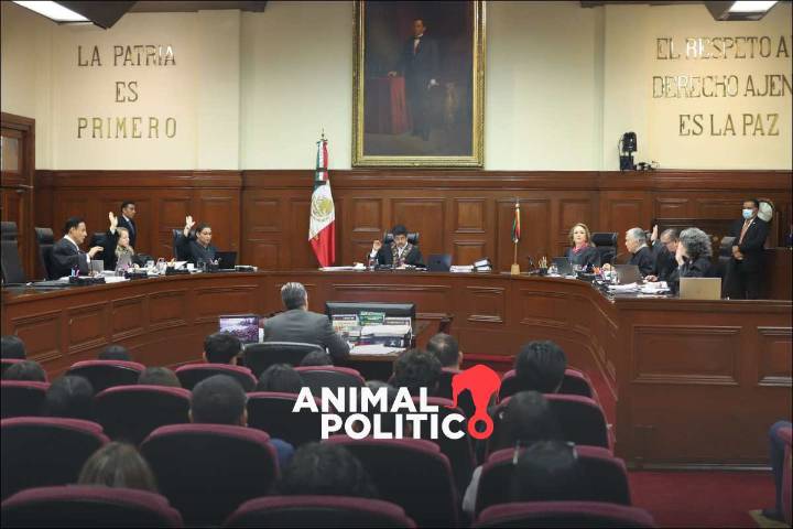 Corte ordena a FGR dar datos de funcionarias en disputa con INAI, pero reserva información sensible
