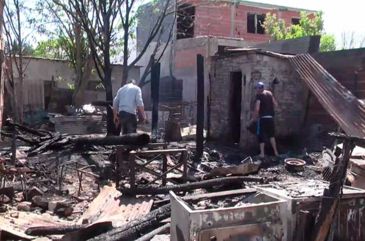 Niño que manipulaba un encendedor incendió su casa en Paraná: solicitan ayuda