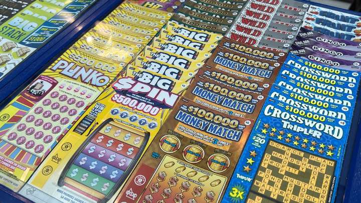Compra un rasca y gana, le toca algo grande y a quién llama primero dice mucho de sus prioridades