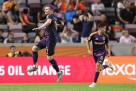 Galaxy rally late to earn draw with Dynamo