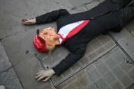 Tras manifestación lanzan muñeco de Trump en Londres