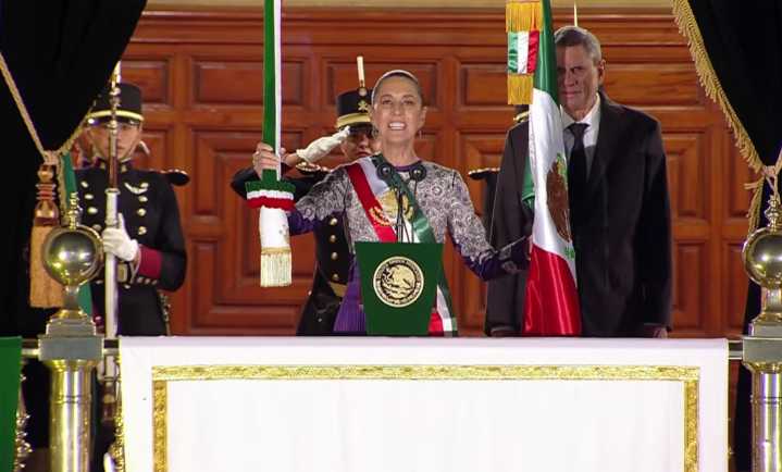 Entona Sheinbaum primer Grito histórico de una Presidenta