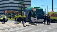 Al menos un herido tras la colisión entre un autobús y el Metro de Granada, que ha descarrilado