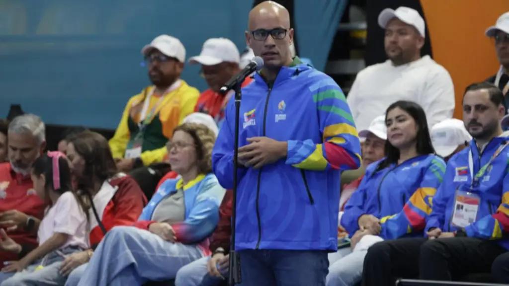 Héctor Rodríguez da a conocer la distribución del primer grupo de uniformes escolares