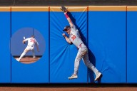 La sorprendente atrapada en MLB: Patea la pelota y termina con el out en su guante