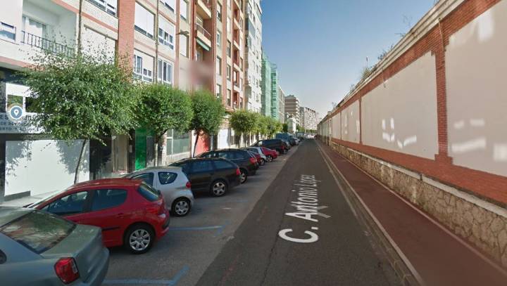 Detenidos por robar en un coche estacionado en Santander tras romper la ventanilla