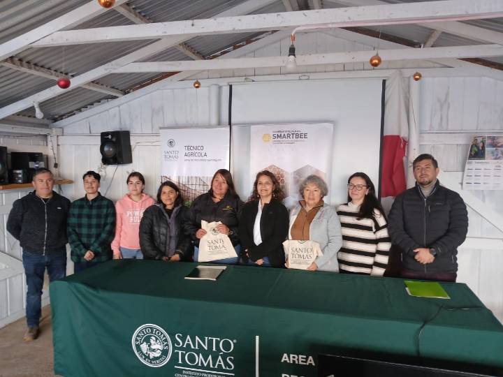Apicultoras de Bulnes y Quillón suscriben convenio con Santo Tomás para fortalecer monitoreo tecnológico de colmenas.