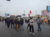 Transportistas bloquean tránsito en SJL: pasajeros fueron obligados a bajar de unidades