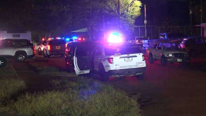 Gunfire erupts in Harris County neighborhood, 3 critically wounded