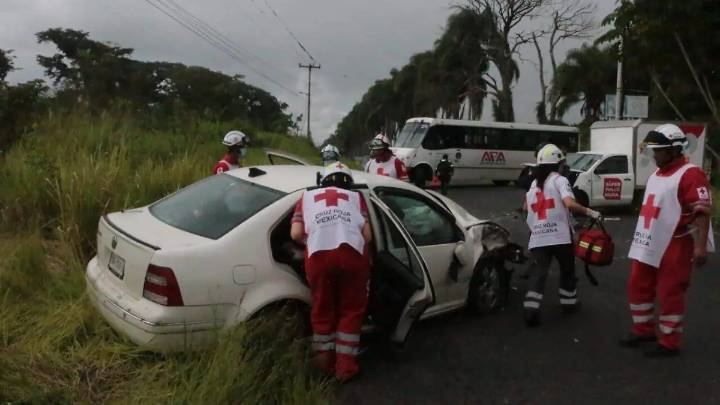 Choca camioneta con automóvil sobre la carretera federal a Chocamán; hay 3 heridos