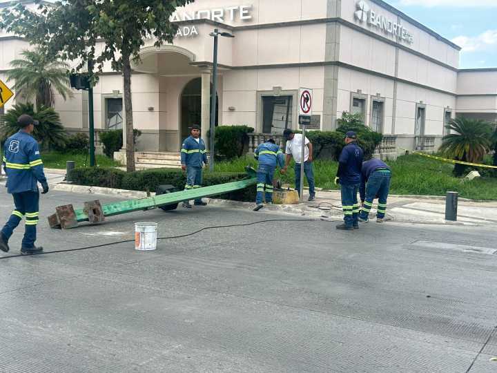 Vuelca camioneta, tira semáforo y cámaras en San Pedro