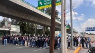 Derrumban la puerta del Campo Militar 1-A durante protesta de normalistas a 11 años del caso Ayotzinapa