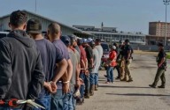 Juez bloquea fin de protecciones legales para venezolanos y haitianos en EU