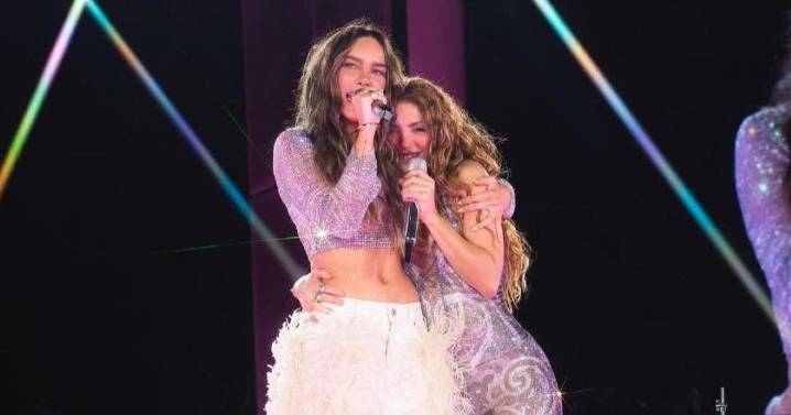 Belinda de rodillas ante Shakira en concierto en CDMX