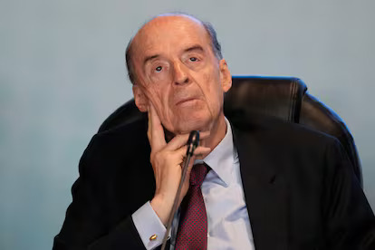 Procuraduría confirma destitución de Álvaro Leyva e investiga nuevo escándalo por convenio de pasaportes