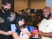 La verdadera "mamá luchona": una mujer de Florida ganó un torneo de Mortal Kombat con su bebé recién nacida en brazos