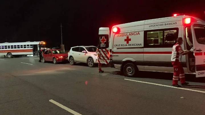 Choque entre camión de personal y vehículo deja a una joven lesionada