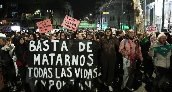 Triple feminicidio en Argentina:  Numerosas personas salen a las calles exigiendo justicia