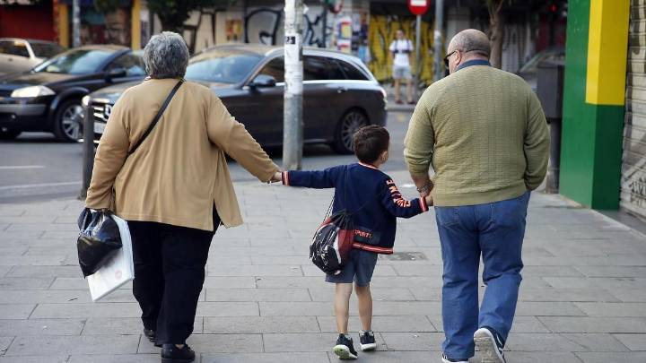Los abuelos como figura clave en la organización familiar: "Cuidar de los nietos es cansado a nivel mental"