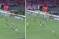 Desde el piso y sin mirar: el insólito gol anulado a un ex Colo Colo que da la vuelta al mundo