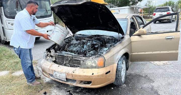 Acción ciudadana evita tragedia en incendio de vehículo en Nuevo Laredo