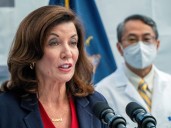 Kathy Hochul le hace frente al gobierno de Trump: anunció un plan propio de vacunación para Nueva York
