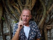 Fatboy Slim, el DJ que dejó las drogas, no quiere grabar más discos, llena estadios, fue a ver a River y suele poner un tema de Charly García