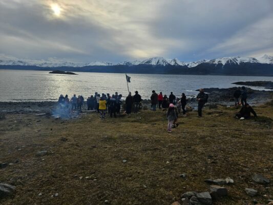 Comunidad Yagán de Puerto Williams se moviliza para impedir el avance de la salmonicultura en el canal Beagle