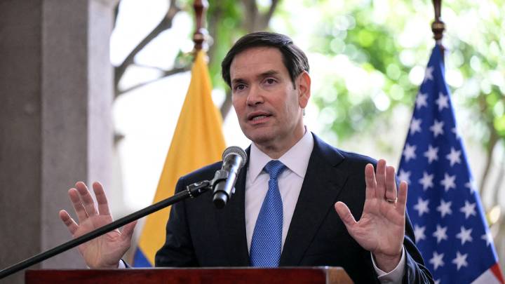 Marco, ¿por qué no sale la luz de los agujeros negros?