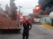 Tras larga lucha, cuerpos de emergencia sofocan incendio en fábrica de NL