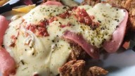 El bodegón que por $15.000 te da un sándwich de milanesa en pan de pizza y papas fritas