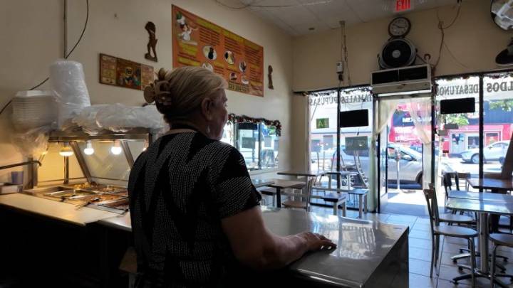 Negocios vacíos y miedo en algunas calles de Los Ángeles tras el respaldo de la Corte a las “patrullas itinerantes” de ICE
