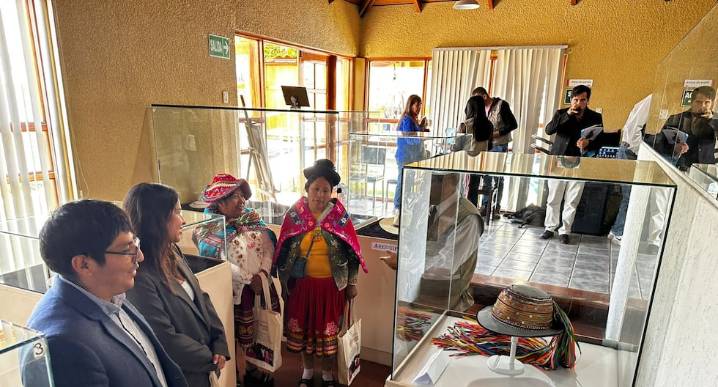 Exposición de sombreros de mujeres indígenas de Arequipa