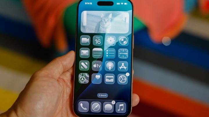 This Liquid Glass Optical Illusion on iOS 26 Is Driving Me Insane