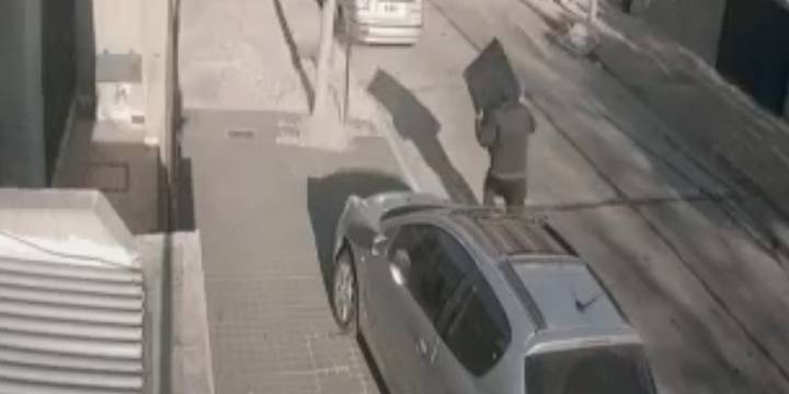Video: 13 segundos para robar el techo solar de un auto en Vicente López y tres detenidos
