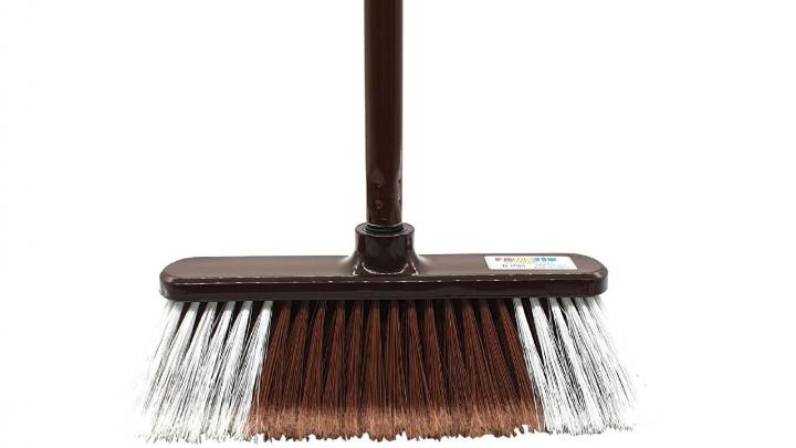 La rutina de ejercicios exprés con solo un palo de escoba para hacer cardio y calentar en casa