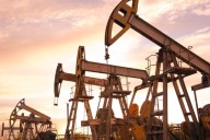 AIE urge a elevar inversiones para mantener suministro de petróleo